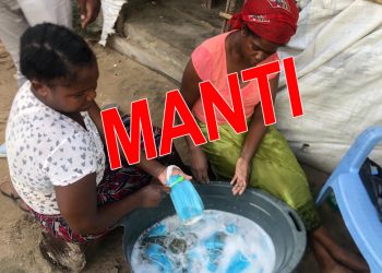 Désintox: les femmes lavant des masques chirurgicaux ne sont pas haïtiennes