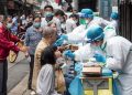 Des professionnels de la santé testent les résidents pour le Covid-19 dans la ville de Wuhan, dans la province centrale du Hubei en Chine, le 15 mai 2020. Photo CNN